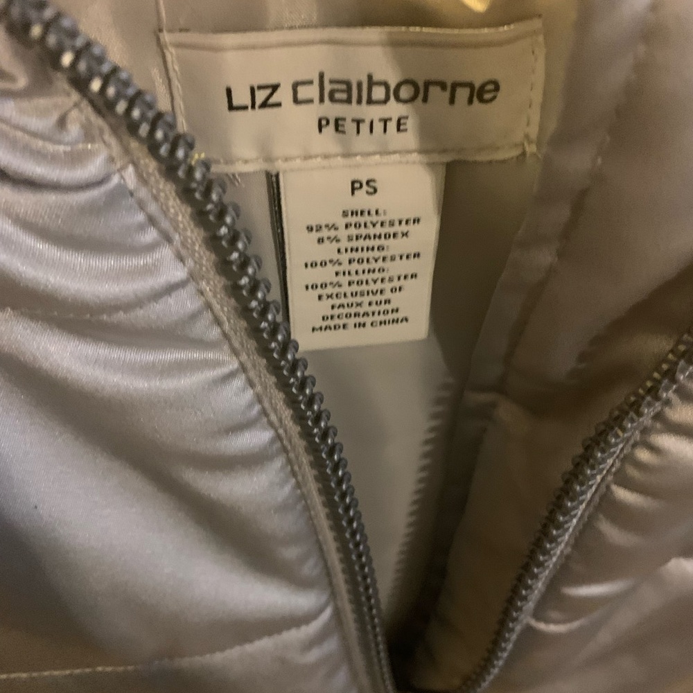 $10 Silver puffer vest with detachable fur - Picture 5 of 5